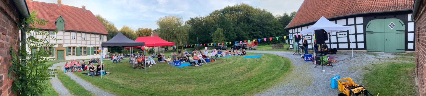 Viele Gäste beim Picknick-Event an der Werburg Spenge